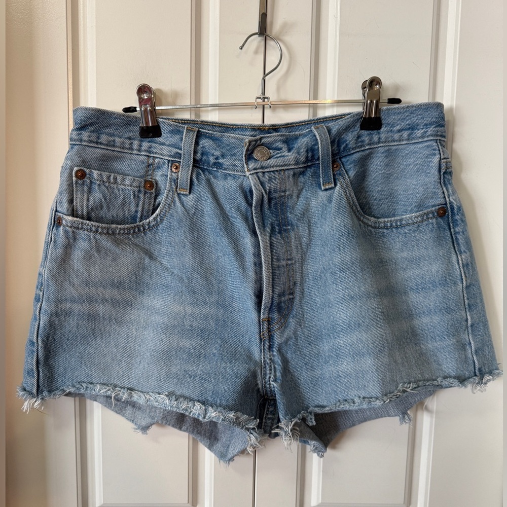 👖 Levi’s 501 Light Wash Frayed Hem Denim Shorts (Size 29)